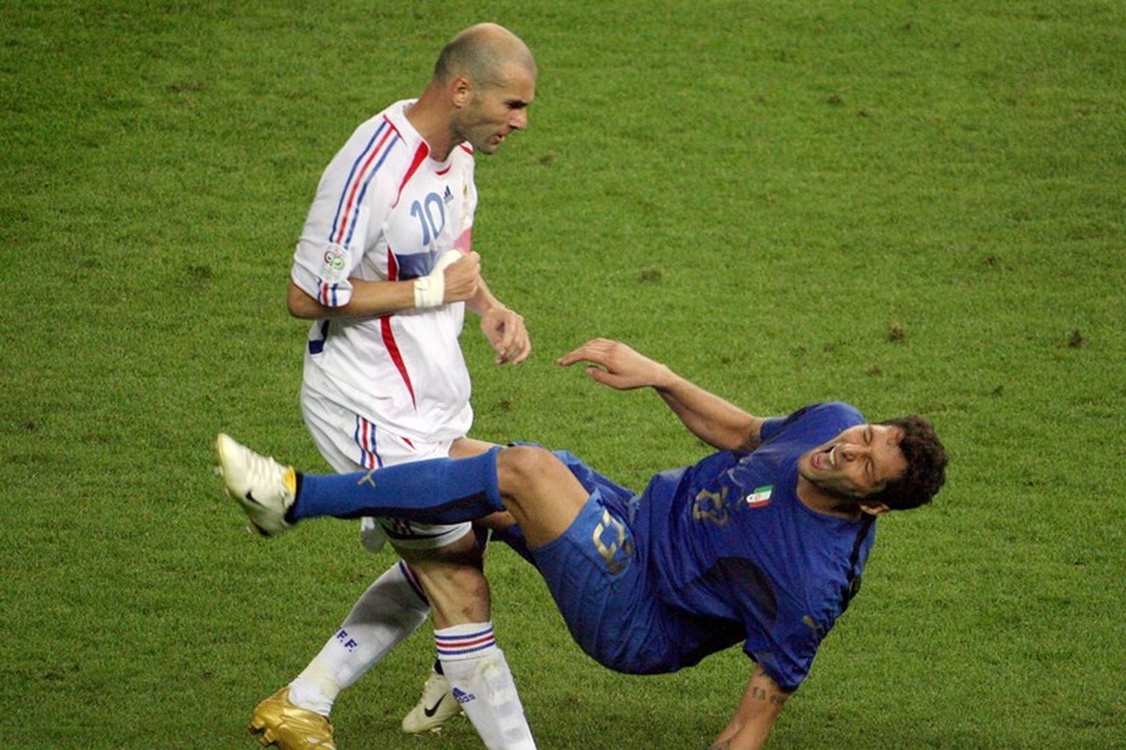 Zidane skallar Materazzi í úrslitaleik HM árið 2006. Þar með …
