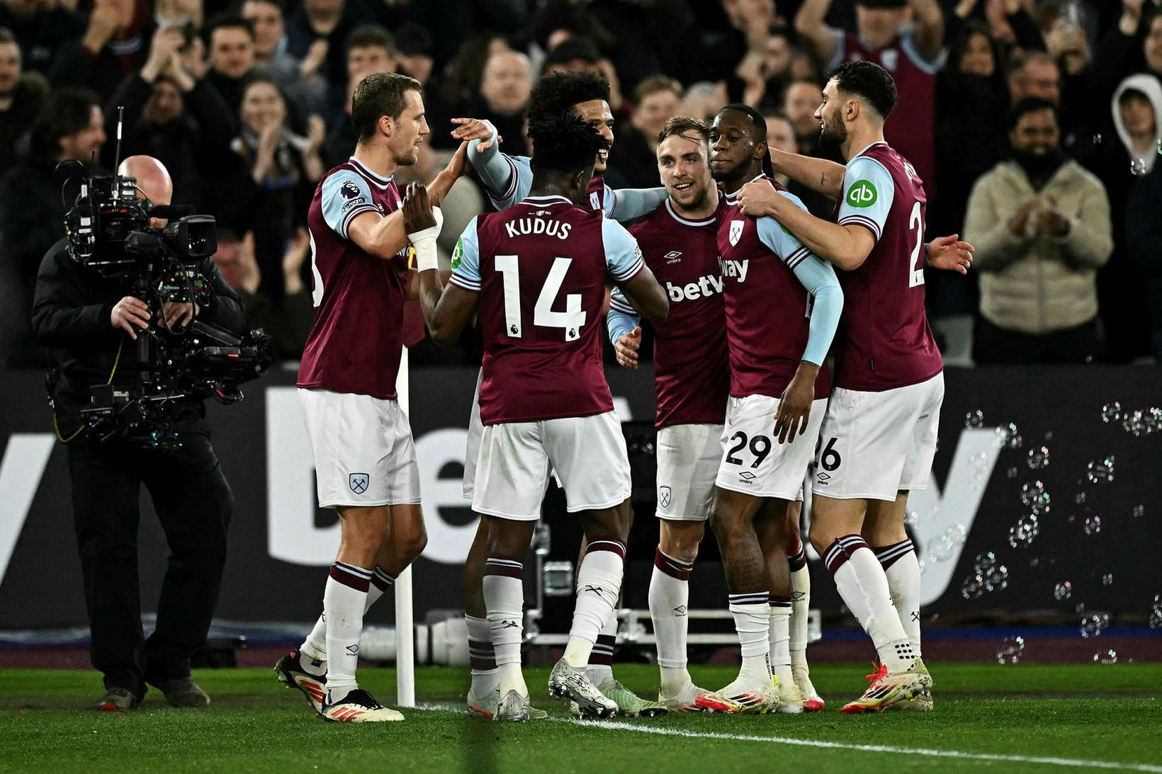 Leikmenn West Ham United fagna marki Jarrod Bowen í kvöld.