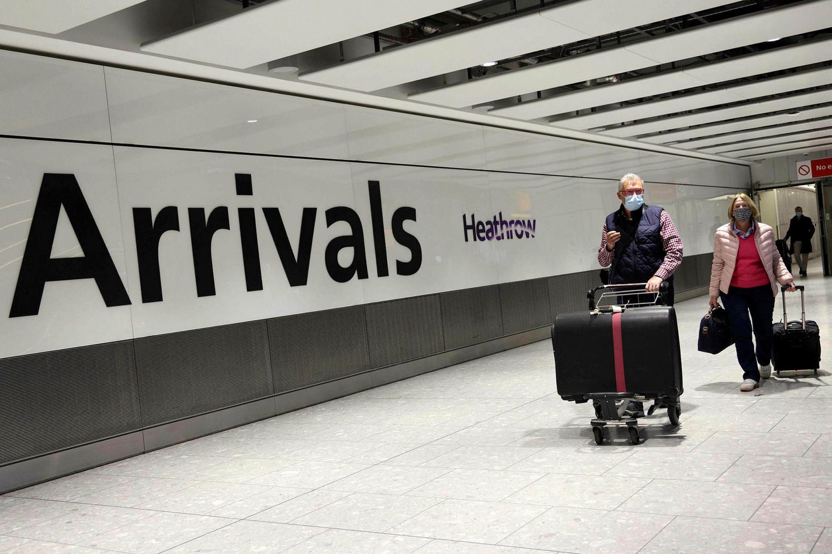 Komufarþegar á Heathrow-flugvelli í London.