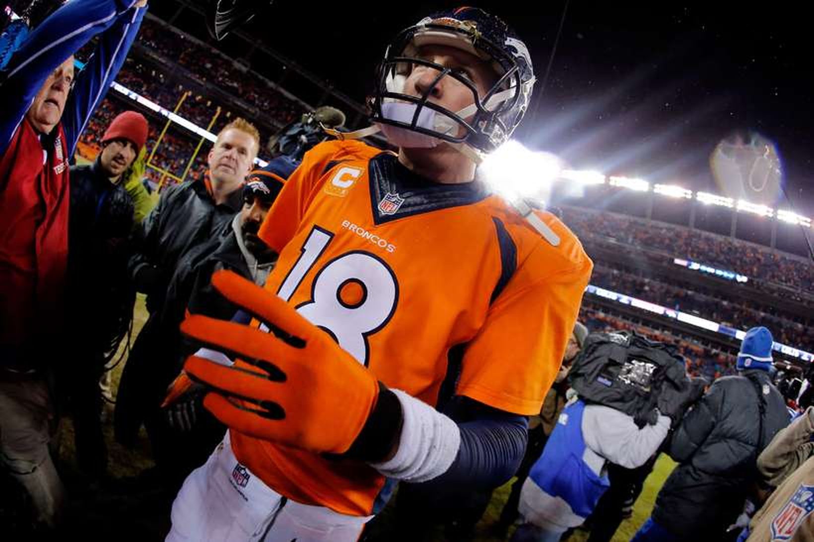 Peyton Manning verður með Denver Broncos næsta árið.