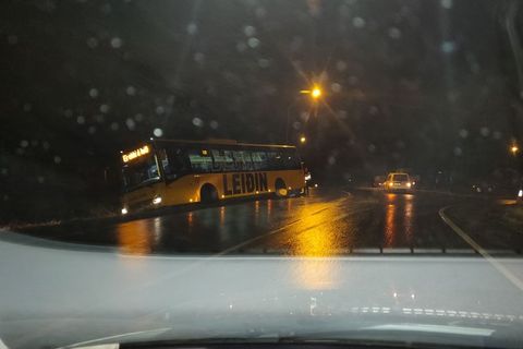 Flughált er í brekkunni sem liggur frá Selási yfir í Norðlingaholtið og er það væntanlega ástæða þess að strætisvagn fór þar út af.