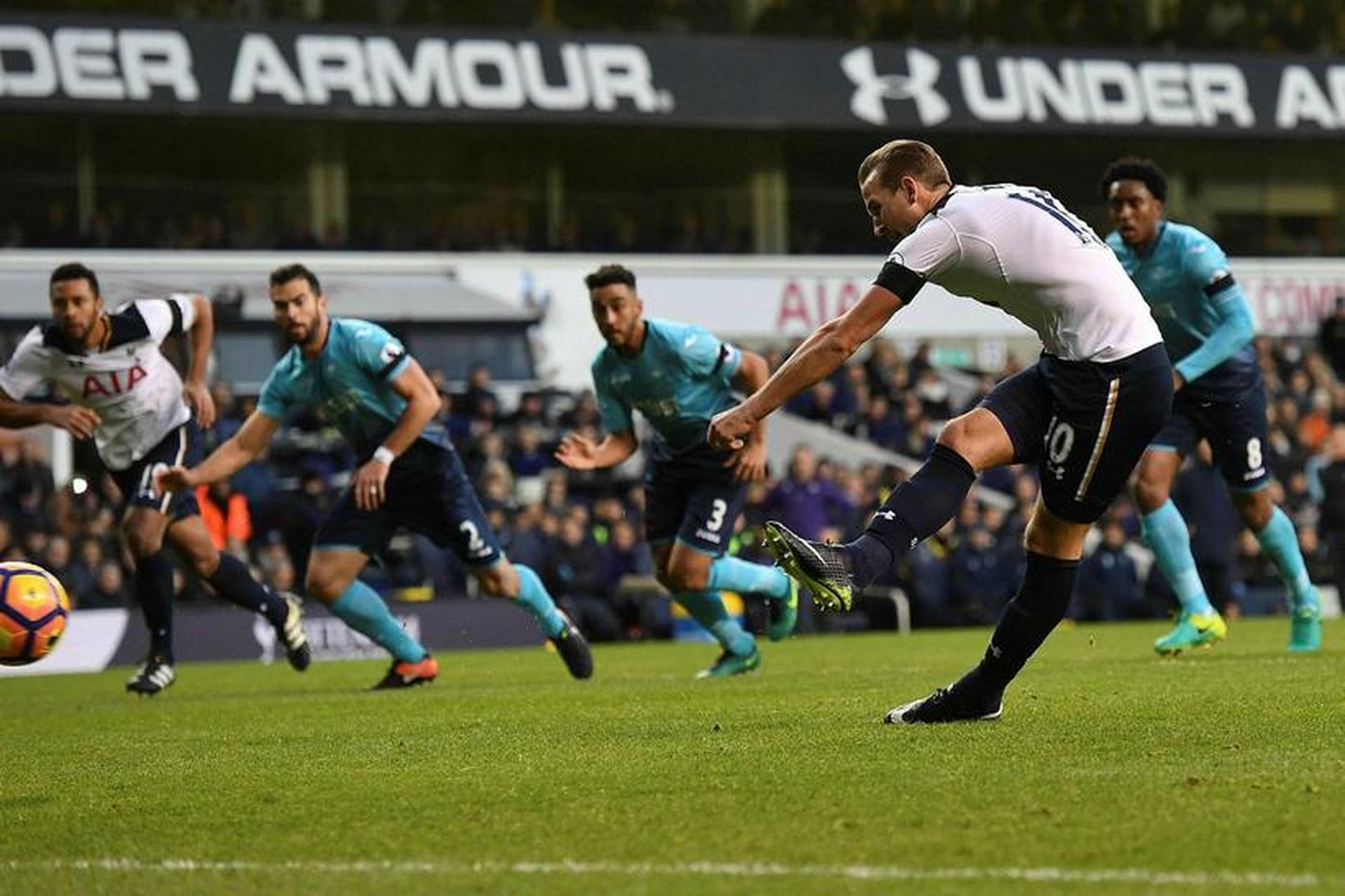 Harry Kane kemur Tottenham í 1:0 gegn Swansea með marki …