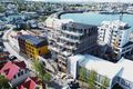 Strandgata Í nýbyggingunni fyrir miðri mynd og fjær til vinstri, í húsi sem er klætt gult og svart, eru meðal annars hótelíbúðirnar.