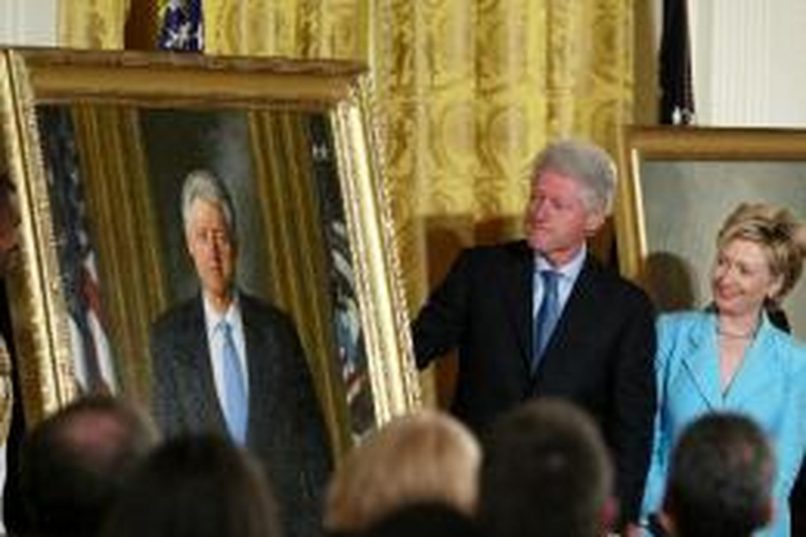 Bill Clinton og eiginkona hans virða fyrir sér hið opinbera …