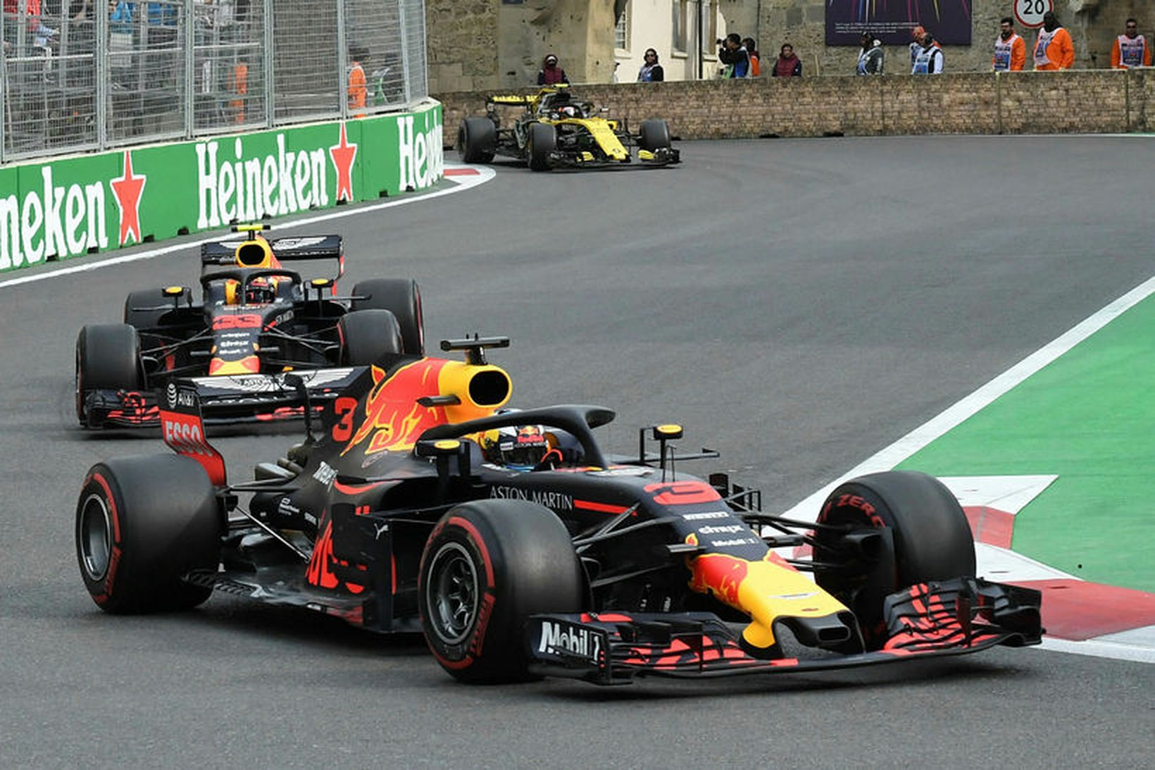 Bílar Red Bull á ferð í Bakú, Daniel Ricciardo á …