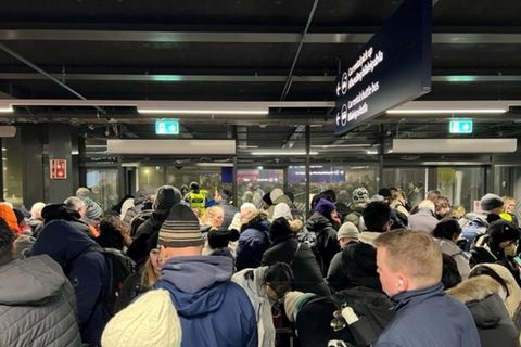 The situation was a mess on Monday at the KEF International airport, with staff not making it to work because of closed road and hence the service at the airport suffered, at the worst time when thousands were waiting because of canceled flights.