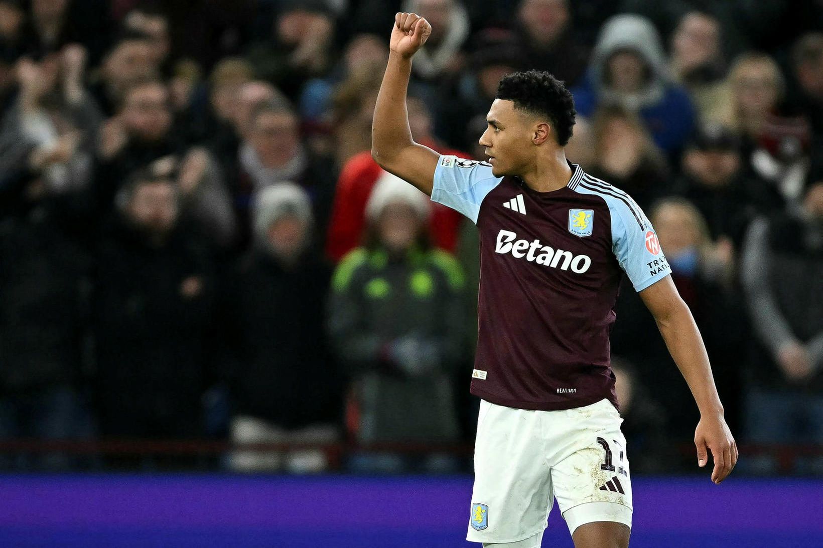 Ollie Watkins fagnar marki í leik með Aston Villa í …