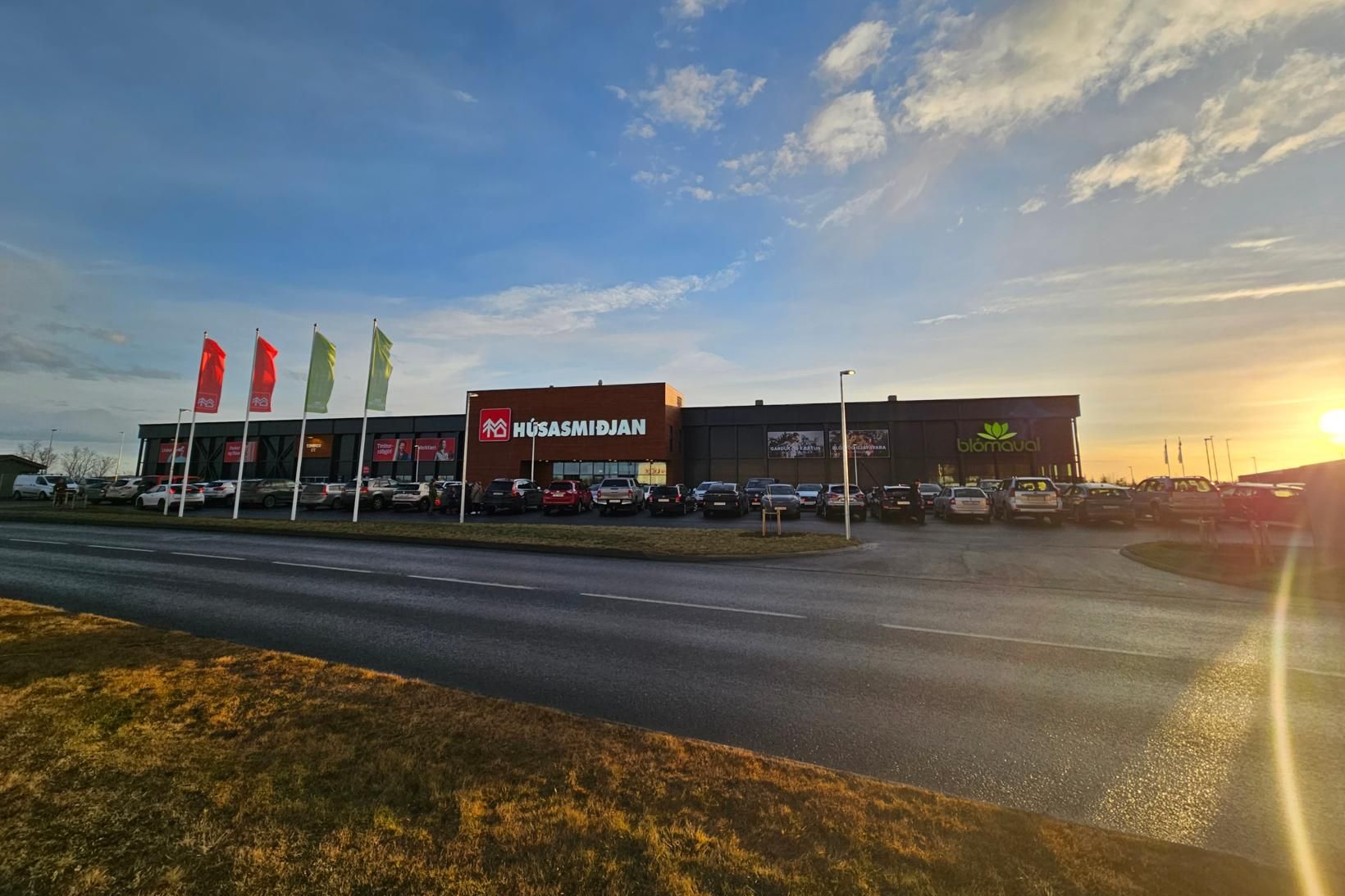 Rekstur Húsasmiðjunnar reyndist stöðugur á árinu 2024, þrátt fyrir hátt …