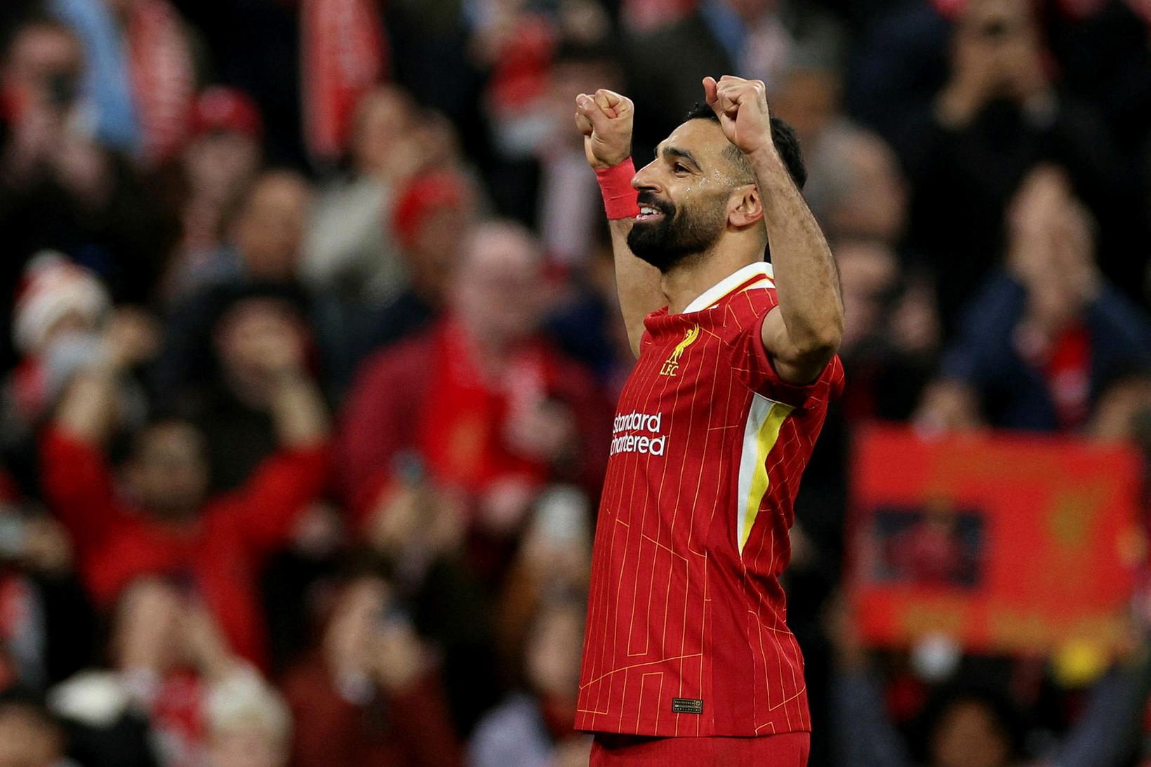 Mohamed Salah fagnar eftir að hafa komið Liverpool í 2:0 …