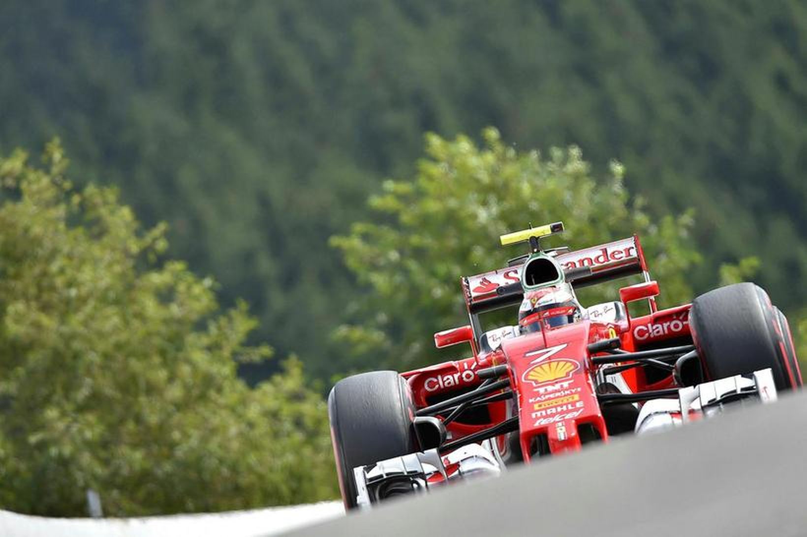 Kimi Räikkönen á ferð í Spa-Francorchamps í morgun.