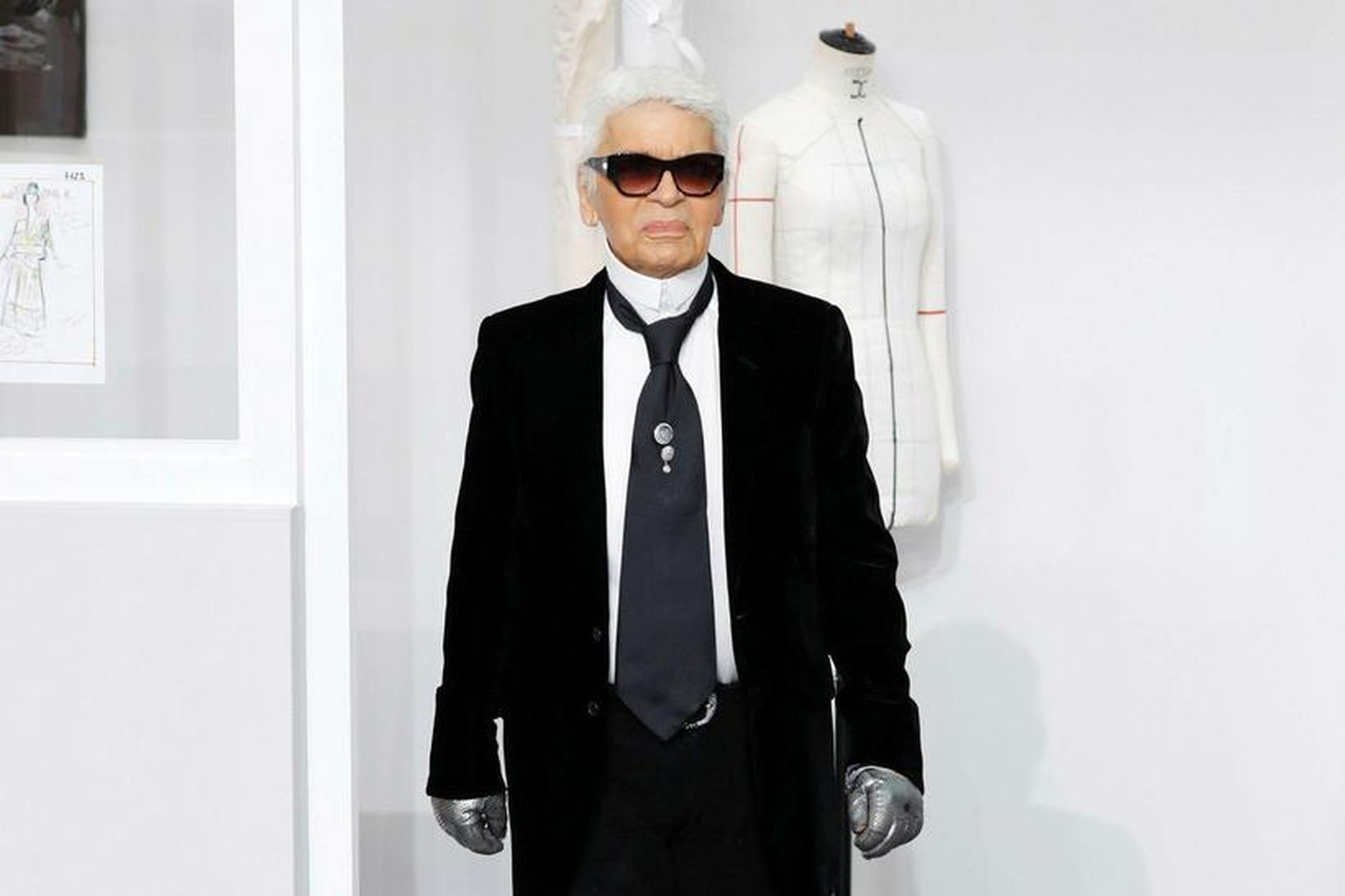 Þýski fatahönnuðurinn Karl Lagerfeld flutti til Parísar í kringum 1950.