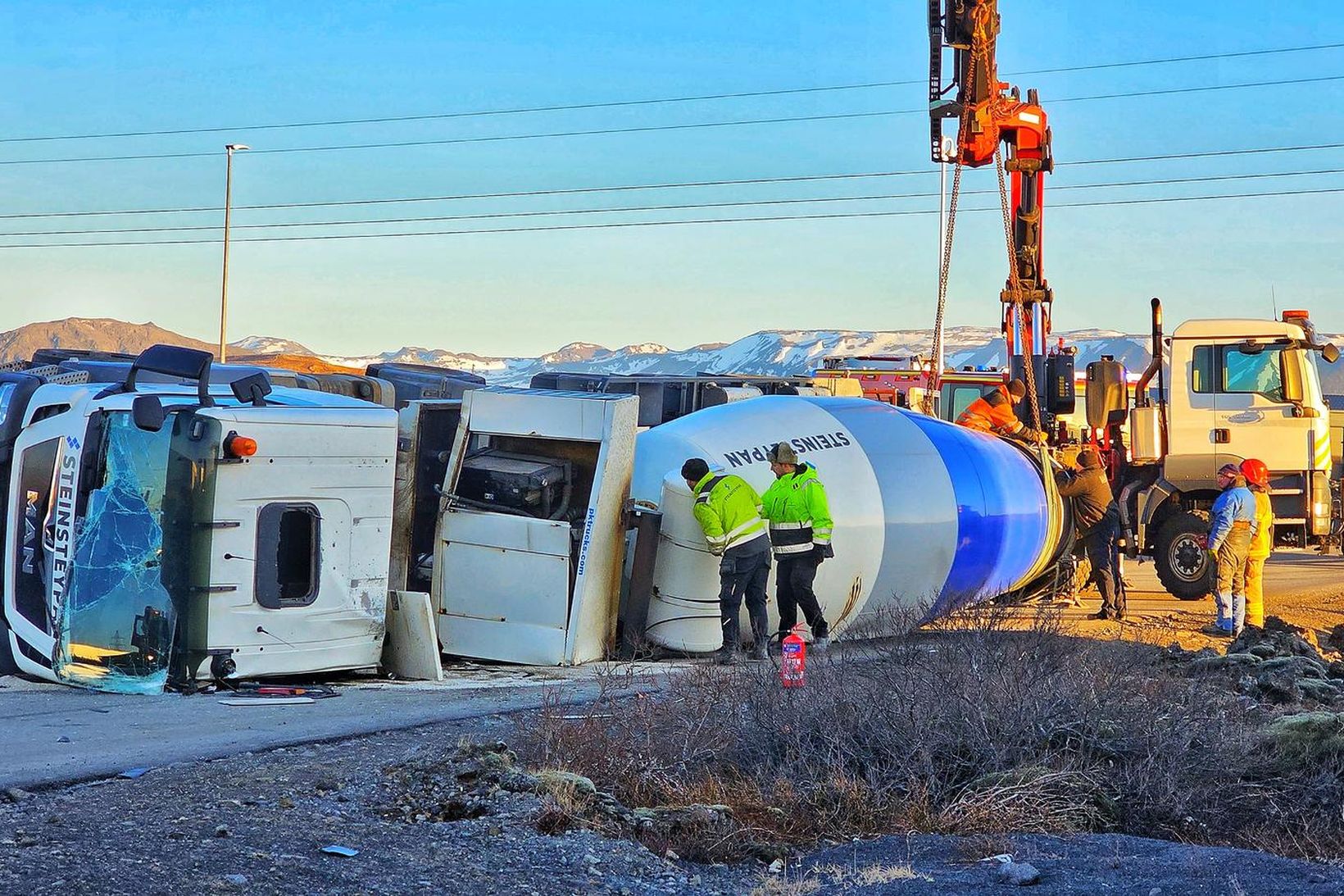 Steypubíll valt í iðnaðarhverfi á Völlunum.