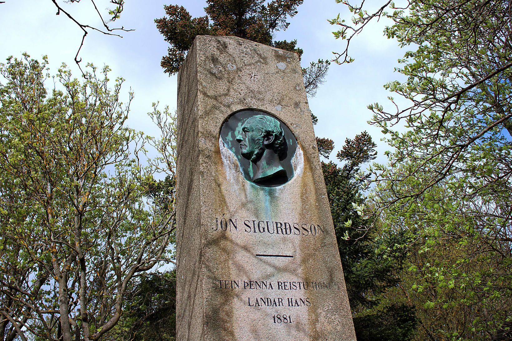 Stein þennan reistu landar honum árið 1881. Óhreinindi eru á …
