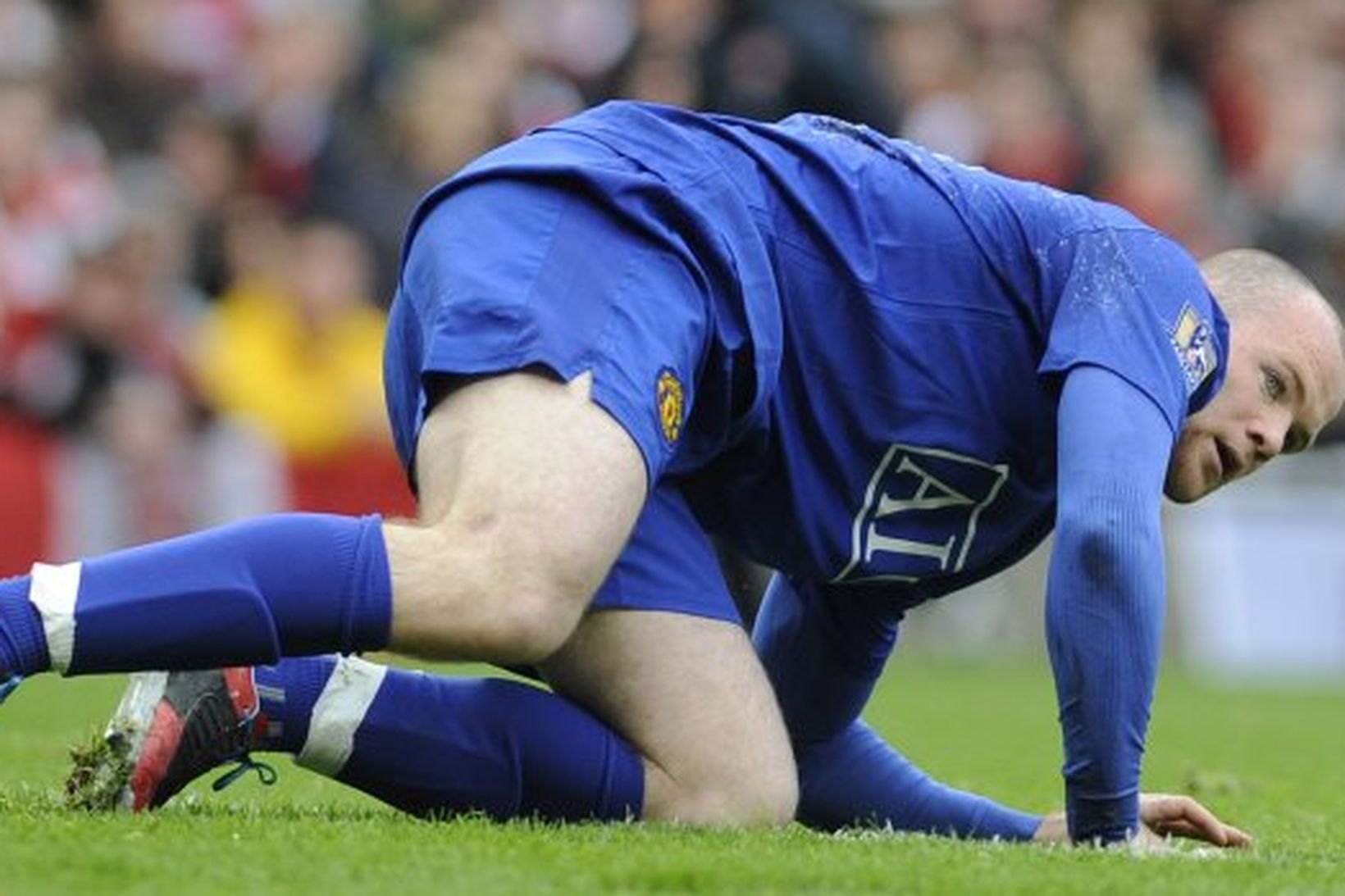 Wayne Rooney á fjórum fótum í leiknum gegn Villareal í …