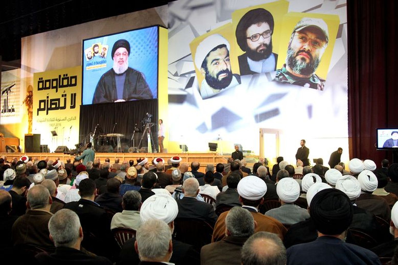 Hassan Nasrallah, foringi Hezbollah, á sjónvarpsskjá á stuðningsfundi í dag.