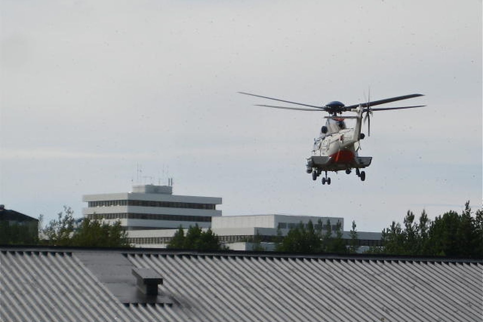 TF-GNA, þyrla Landhelgisgæslunnar, lenti við sjúkrahúsið á sjöunda tímanum í …