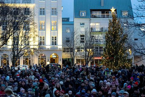 The lights on the Oslo tree in downtown Austurvöllur were lit today at 4 o'clock.