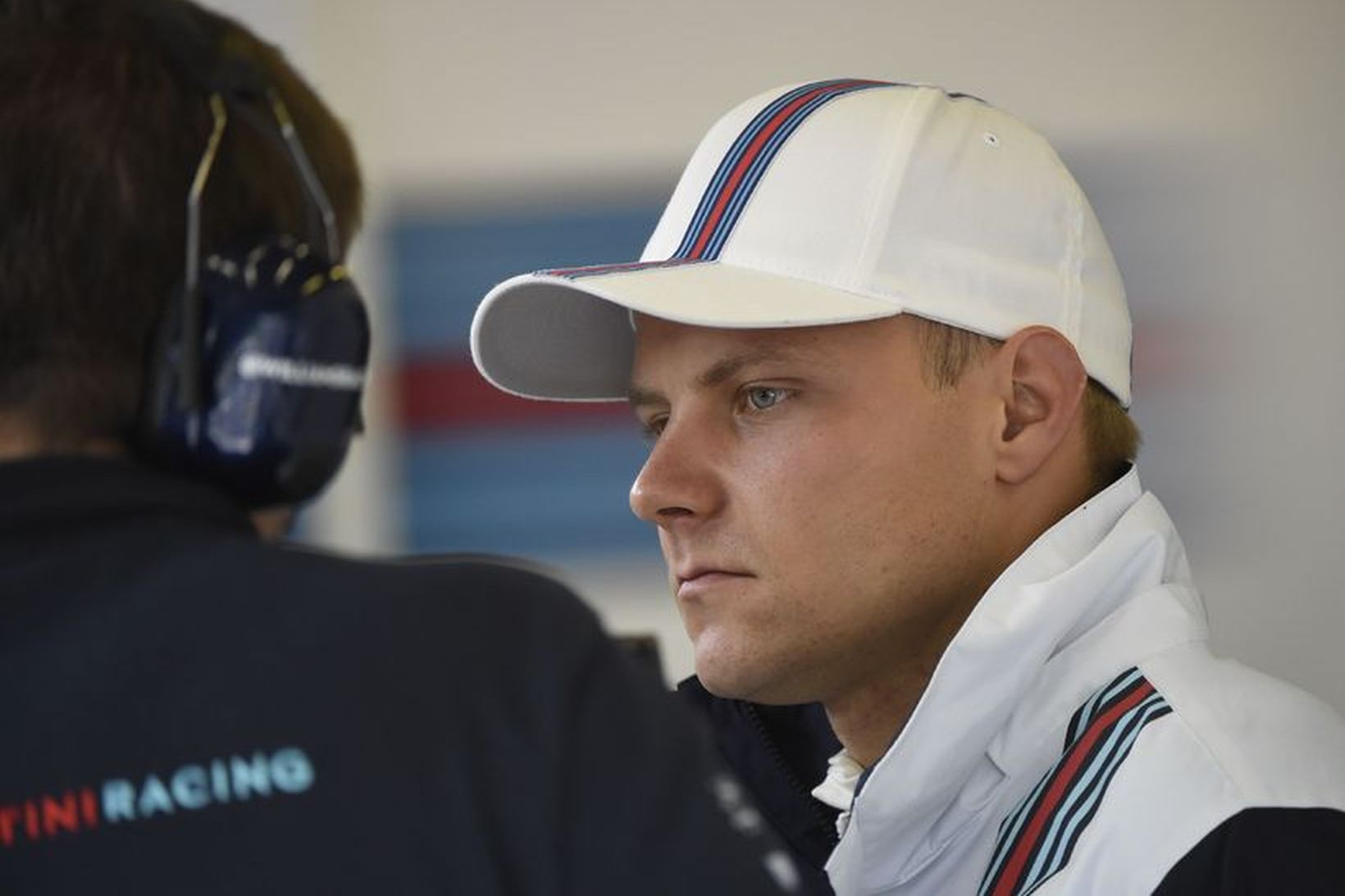 Valtteri Bottas ræðir við tæknimenn í bílskúr Williams í Spa-Francorchamps.