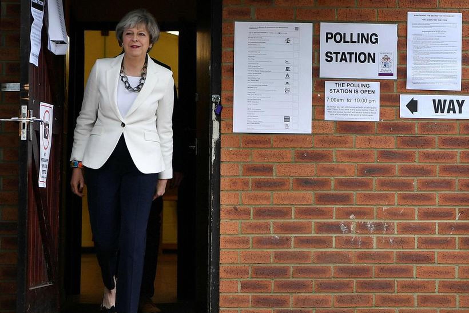 Forsætisráðherra Bretlands, Theresa May, gengur út af kjörstað í dag.