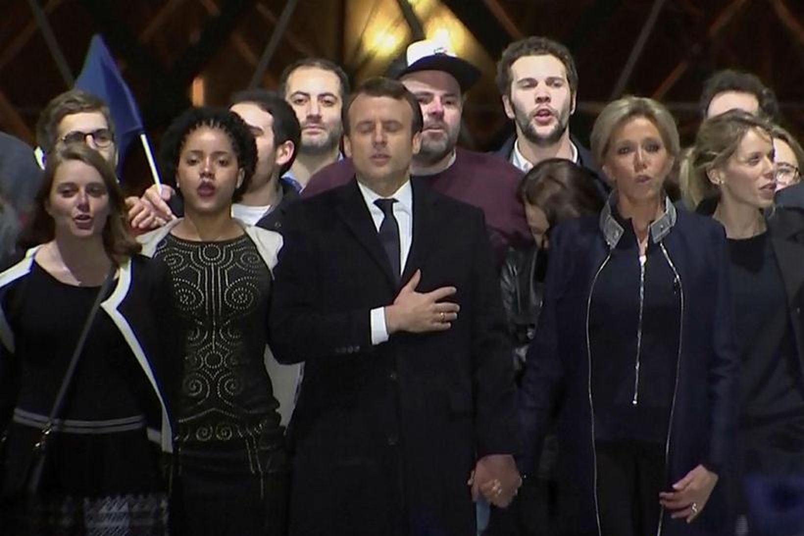 Emmanuel Macron og eiginkona hans Brigitte Trogneux (önnur til hægri) …