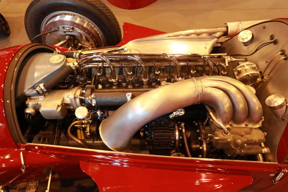 Þegar vélarhlífinni er lyft af Alfa Romeo 158 „Alfetta“ Grand Prix blasir þetta við.