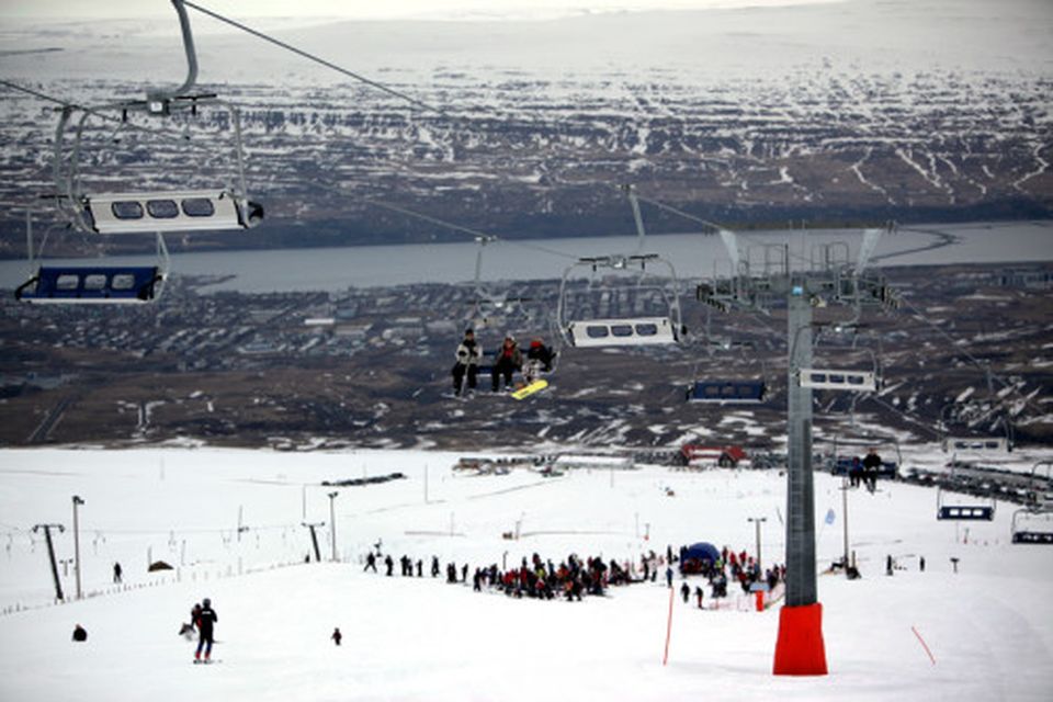 Frá Hlíðarfjalli í morgun. Sólin skein í morgun en síðan þykkaði og byrjaði að snjóa …