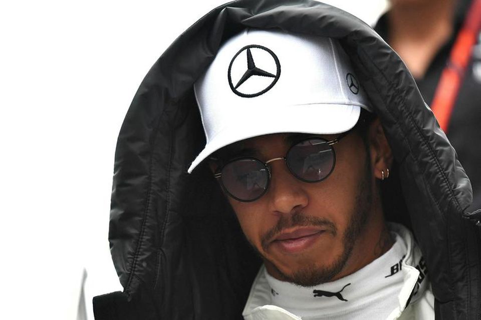 Lewis Hamilton klæddur í samræmi við kalt og vott veður í Silverstone í dag.