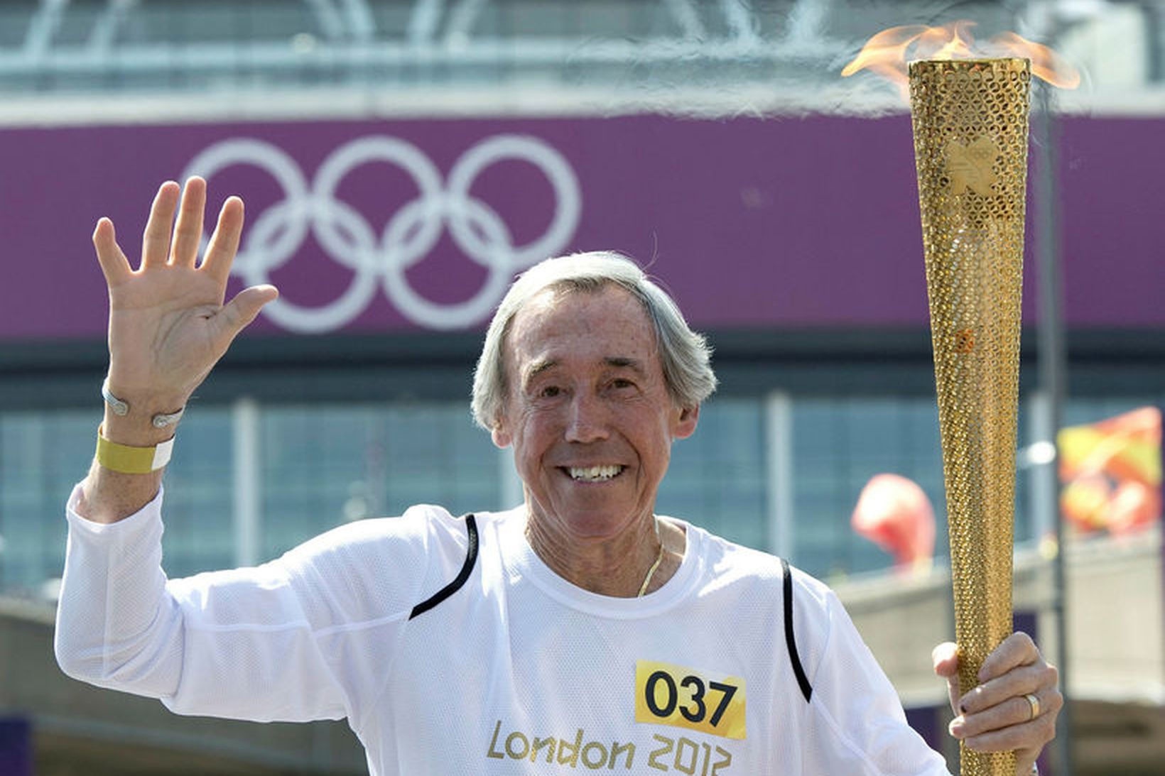 Gordon Banks með ólympíukyndilinn í London 2012.