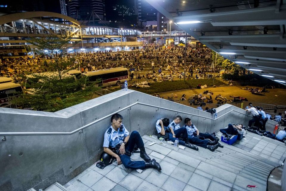 Íbúar Hong Kong kröfðust lýðræðisumbóta. Lögregla skaut táragasi að mótmælendum, en mótmælin stóðu frá 26. …