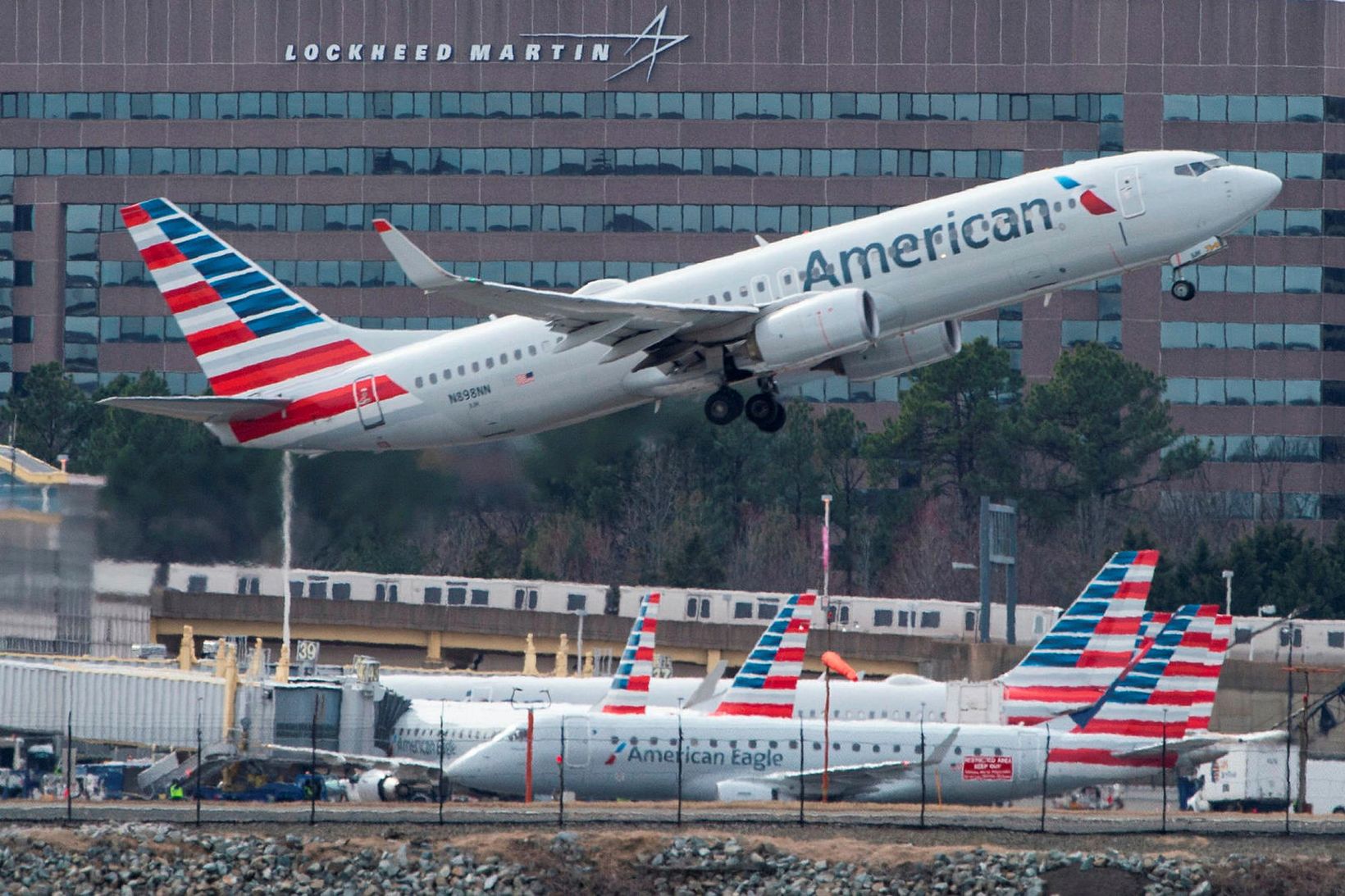Farþegaþota American Airlines hefur sig til flugs.