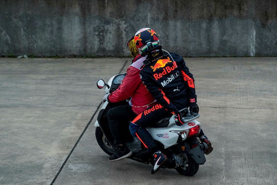 Daniel Ricciardo þáði akstur heim í bílskúr eftir að vélin í bíl hans bilaði í …