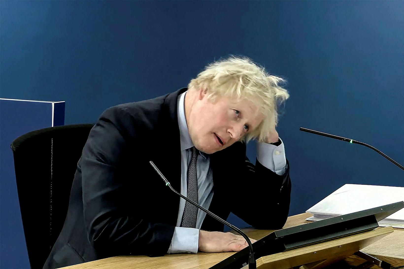 Boris Johnson við skýrslutökuna í dag.