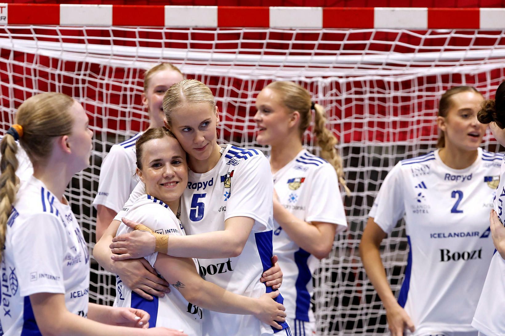 Sandra Erlingsdóttir og Rut Arnfjörð Jónsdóttir faðmast eftir sigur á …