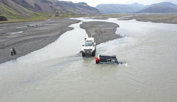 Þrír ferðamenn voru á þaki bílsins 