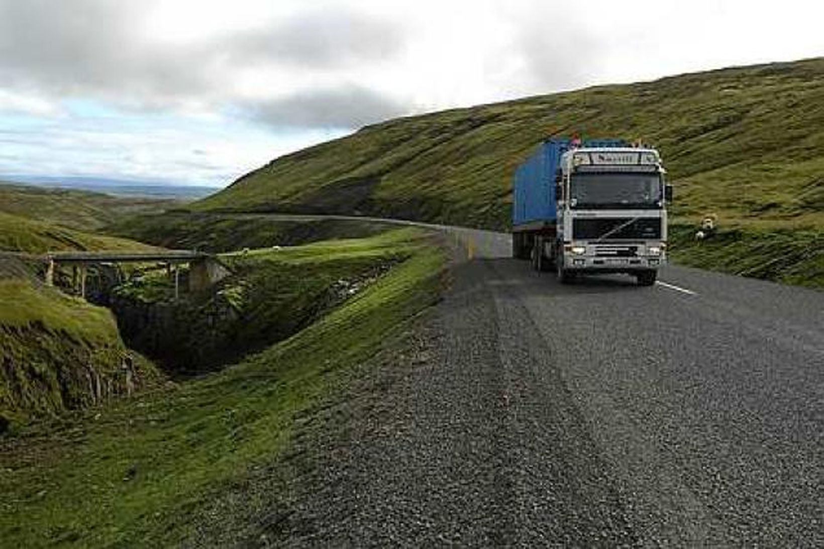 Brattabrekka er ófær og langt frá því að vera jafn …