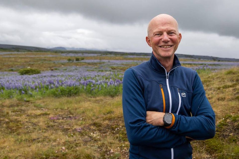 Hafliði Kristjánsson með svæðið sem um ræðir í baksýn.