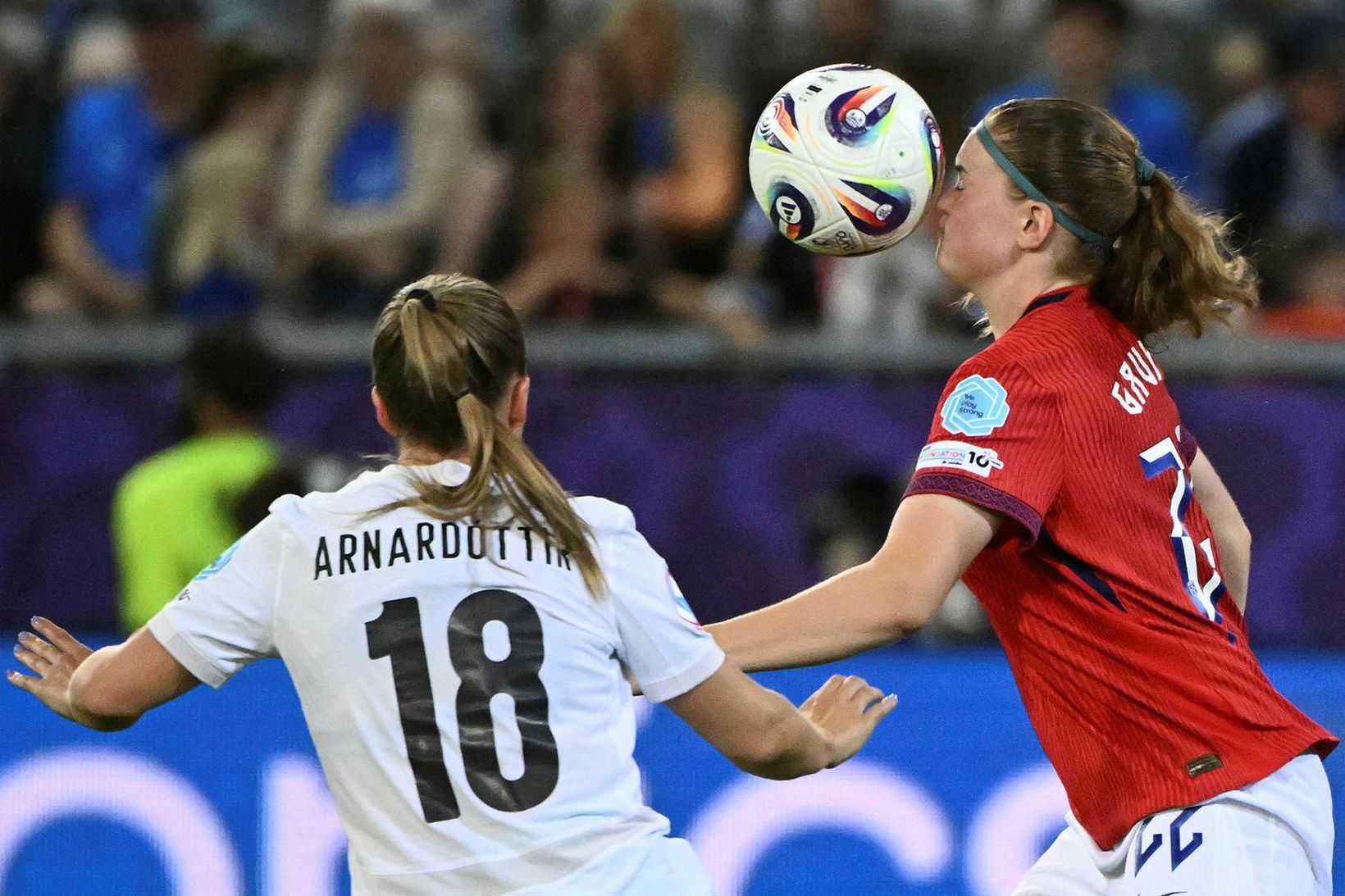 Landsliðskonan Guðrún Arnardóttir í baráttunni við Signe Gaupset sem skoraði …