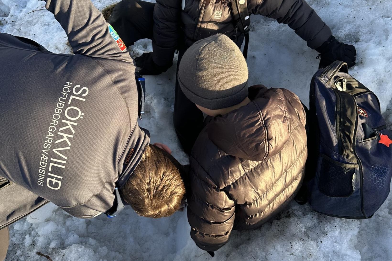 Festust ofan í holu fyrir utan slökkvistöðina