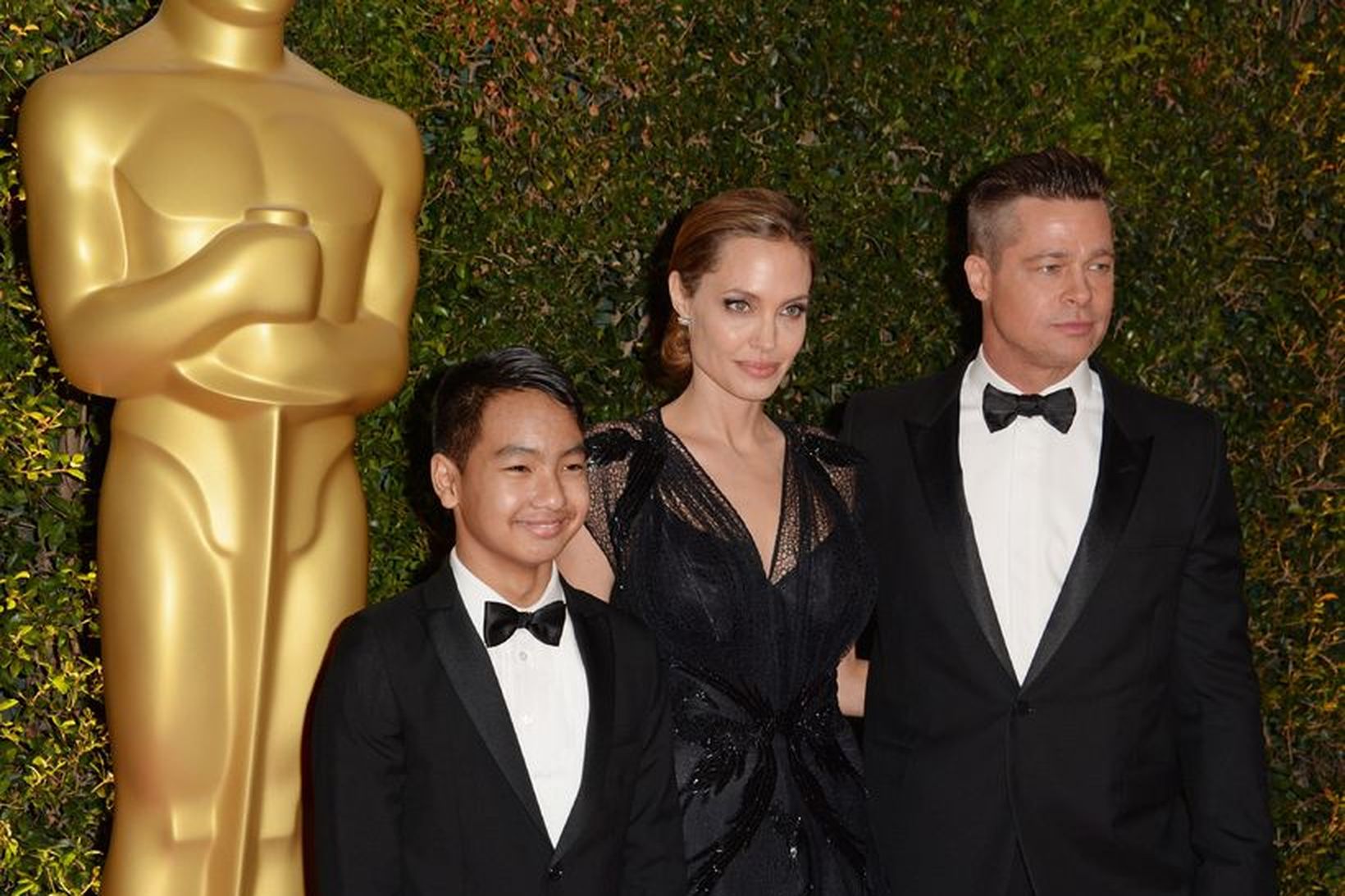 Angelina Jolie, Maddox Jolie-Pitt og Brad Pitt árið 2003.