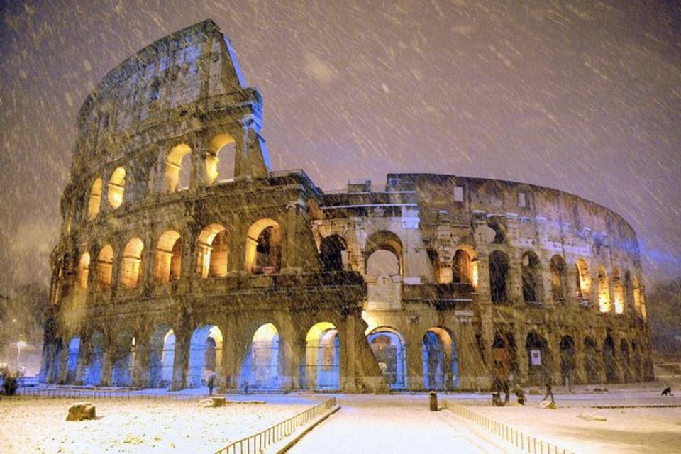 Snjónum kyngdi niður við Colosseum í Róm um helgina