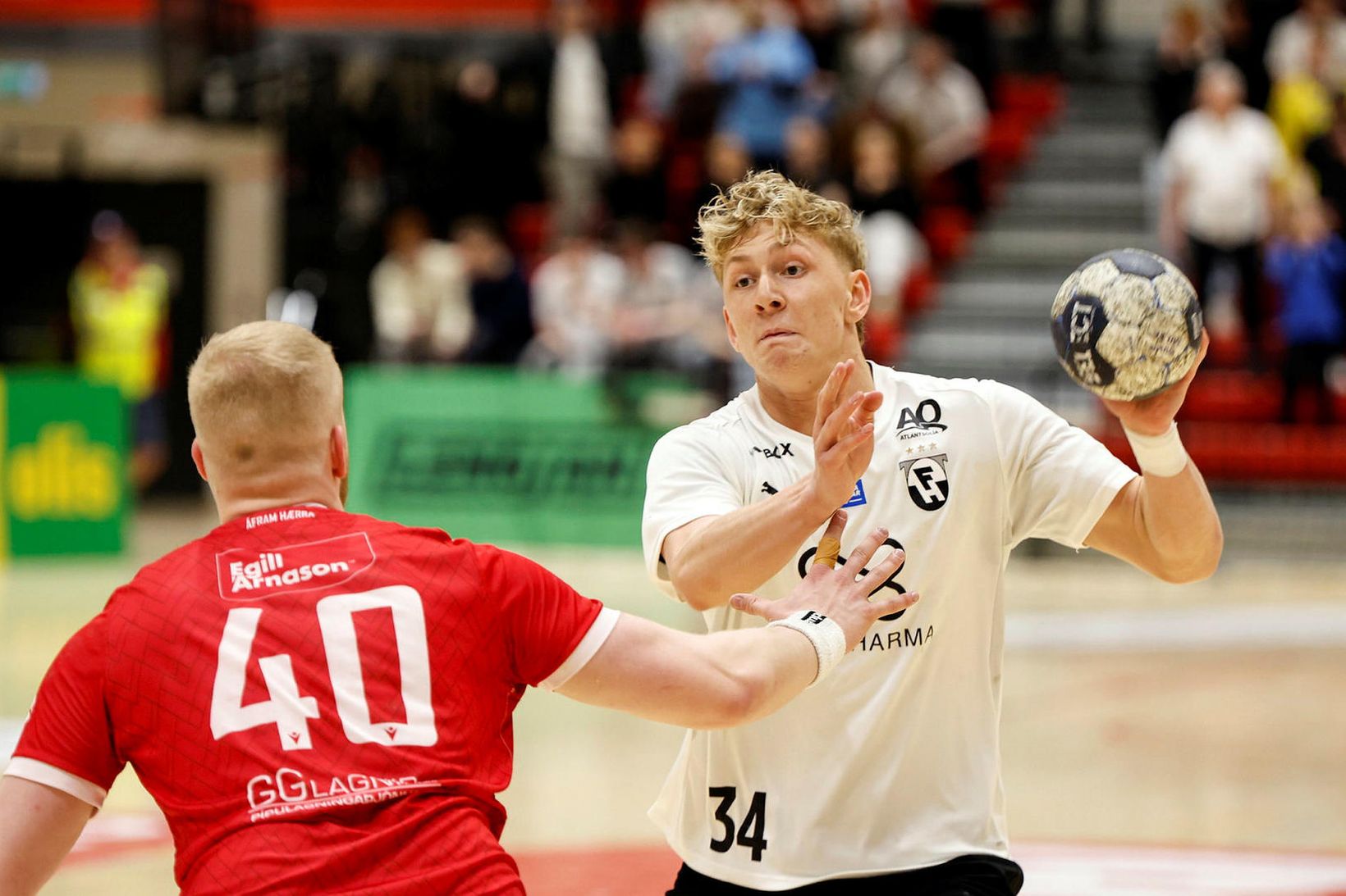 FH - Valur, staðan er 28:23