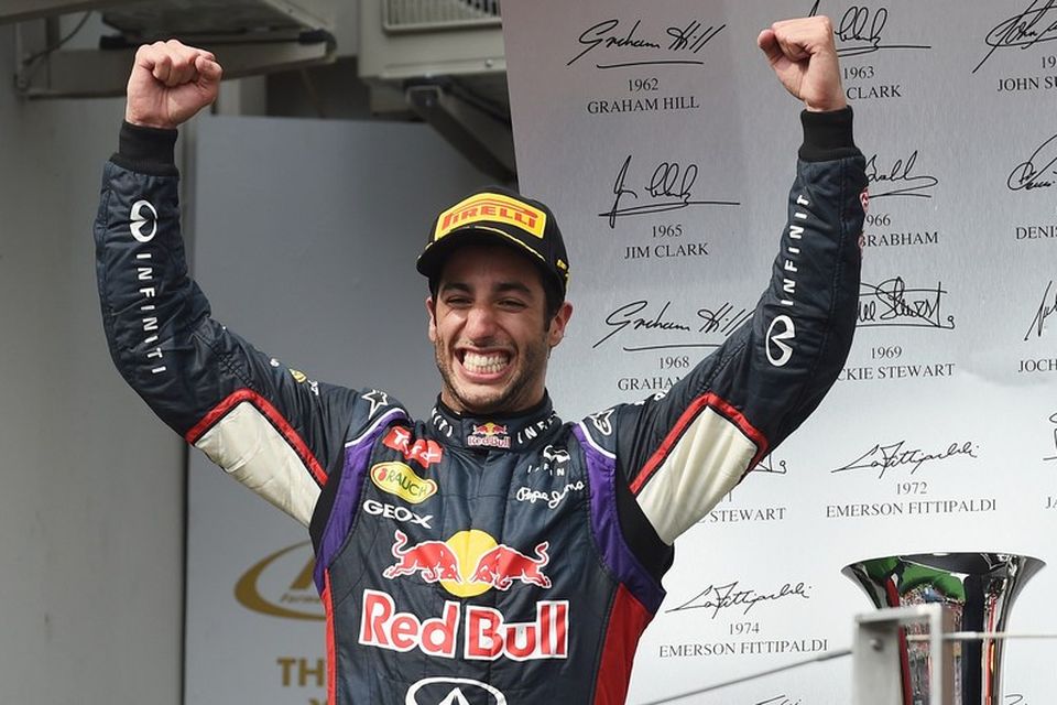 Daniel Ricciardo fagnar sem honum einum er lagið í Búdapest.