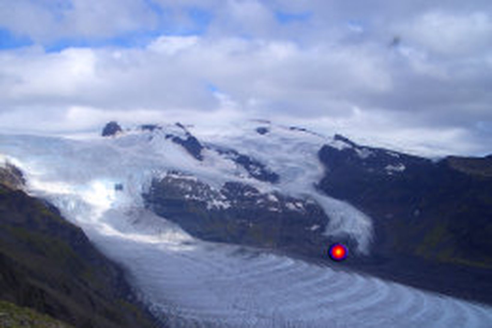 Svínafellsjökull. Rauði bletturinn sýnir hvar tjöld Þjóðverjanna fundust.