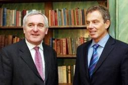 Bertie Ahern og Tony Blair fyrir fund sinn í Cardiff í Wales í dag.