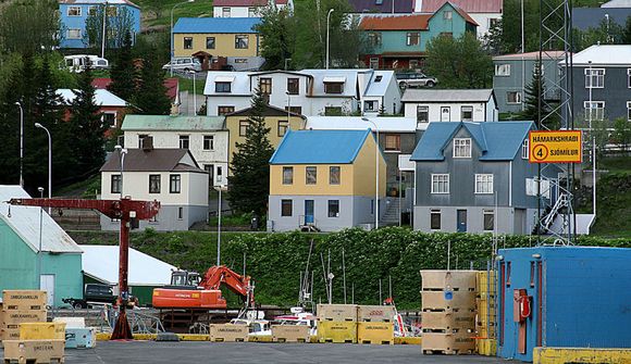 Rúður gengu til og fólki brá