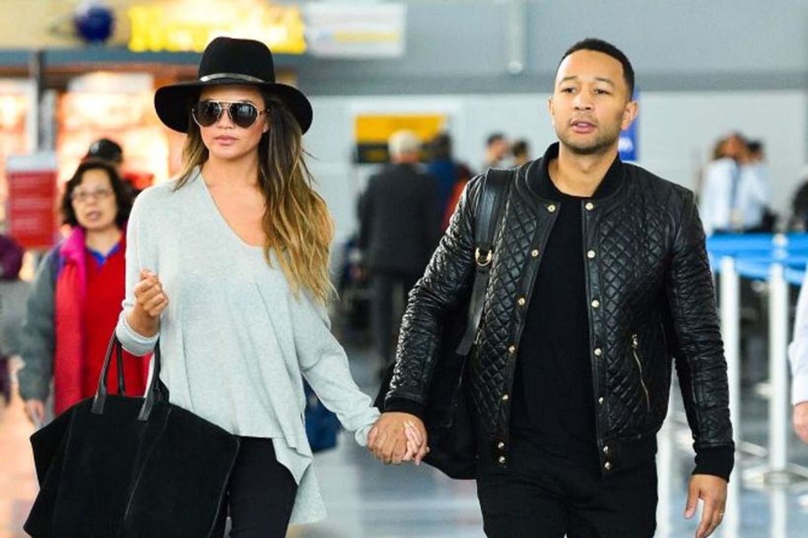 Chrissy Teigen á ferðalagi ásamt eiginmanni sínum John Legend.