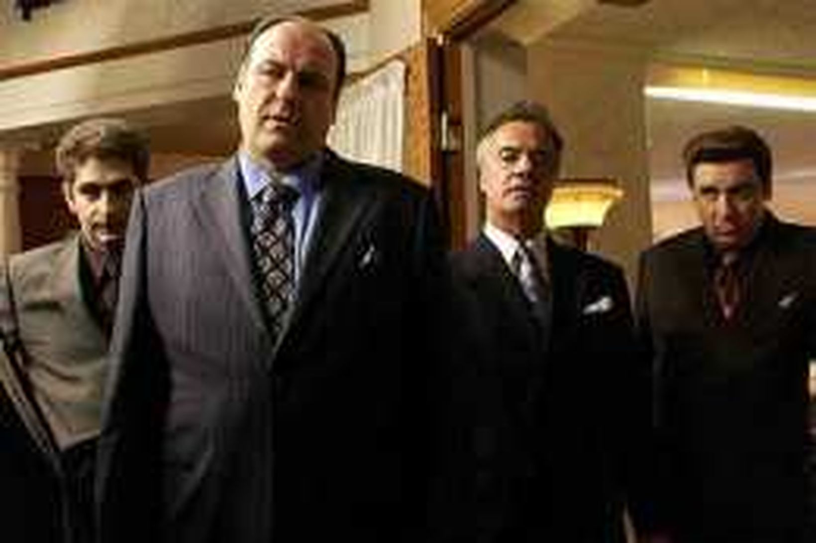Tony Soprano og skósveinar hans í í sjónvarpsþáttaröðinni The Sopranos.