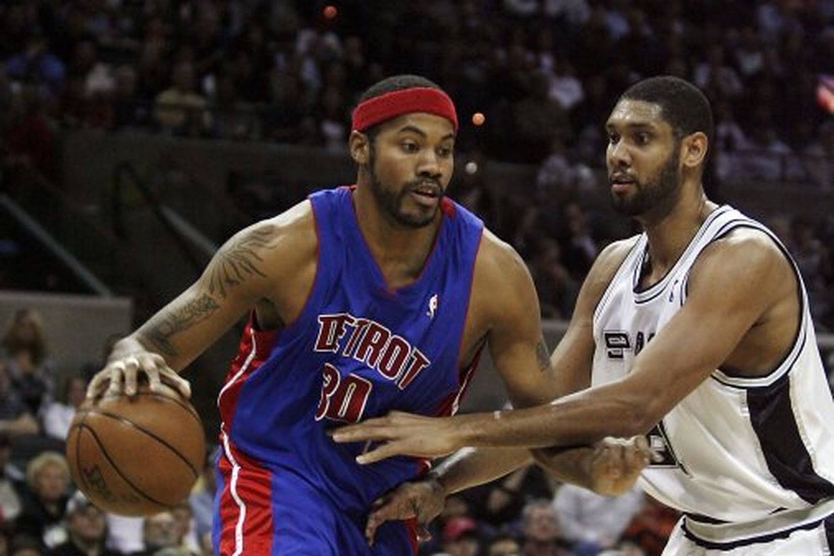 Rasheed Wallace hjá Detroit Pistons fer framhjá Tim Duncan hjá …