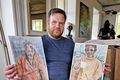 Stykkishólmur Egill Hjaltalín með tvær þeirra vatnslitateikninga sem hann sýnir í Æðarsetrinu, sú til vinstri er af Guðrúnu Jónasdóttur frá Galtarey og til hægri er Bjarni Sveinbjörnsson, sjómaður í Stykkishólmi á fyrri tíð.
