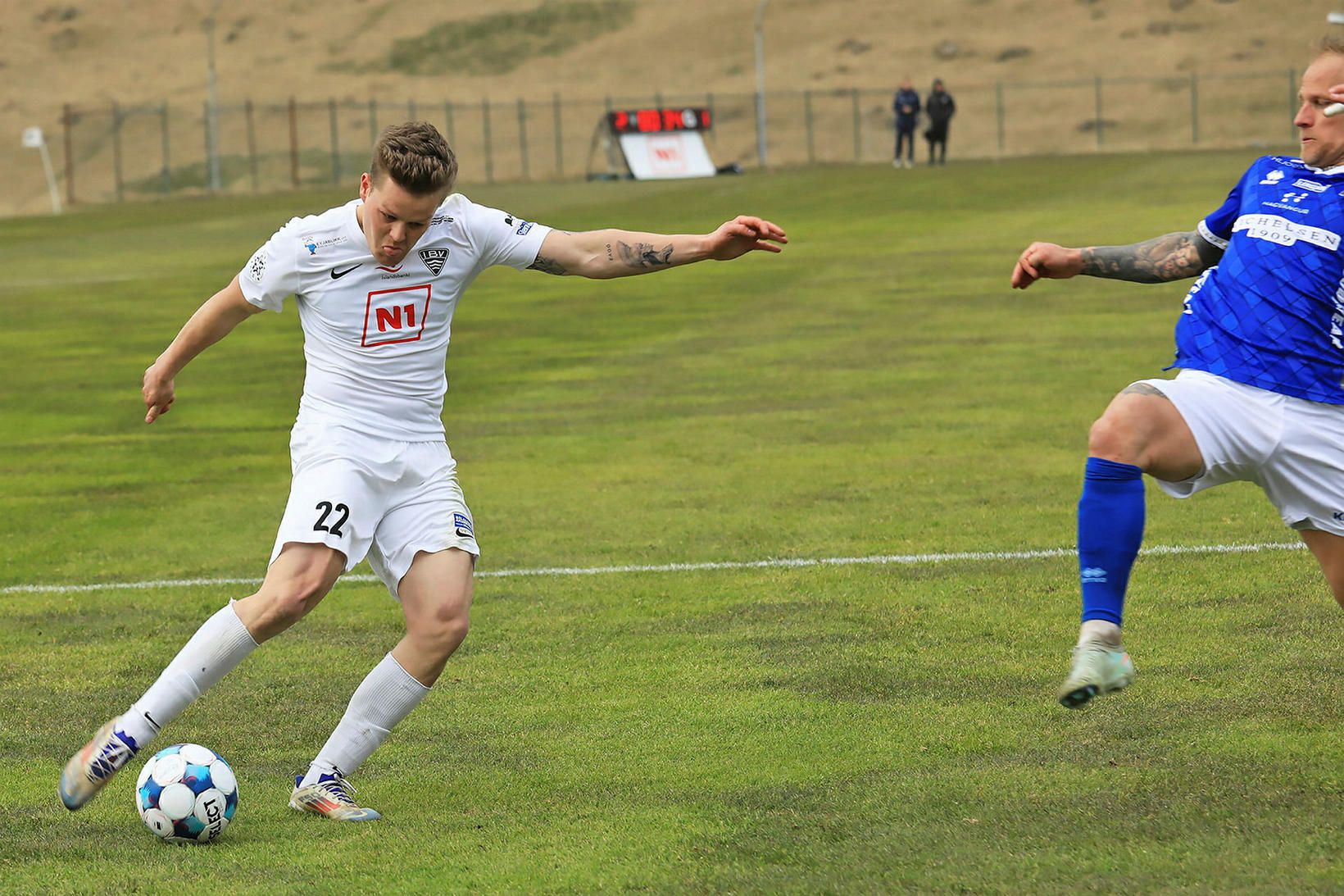 Oliver Heiðarsson reynir skot að marki Fram í leiknum í …